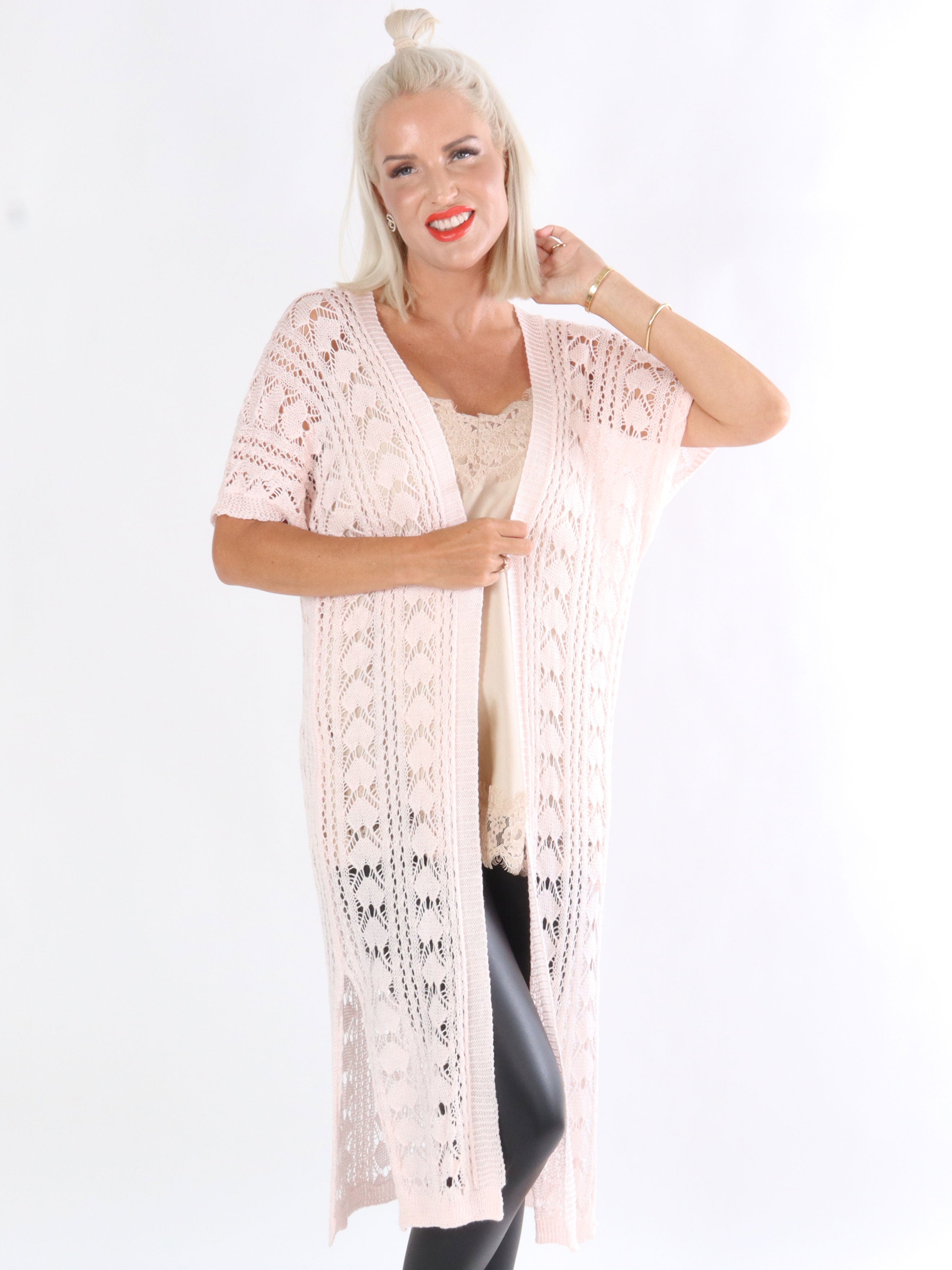 Sandra - Armygrøn strikcardigan med mønster af huller og korte ærmer